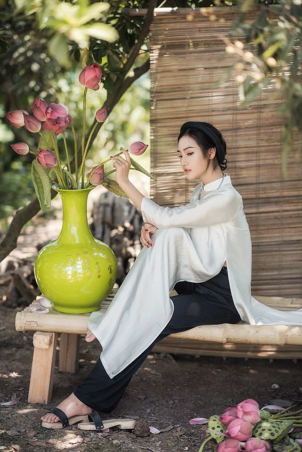 Nét kiêu sa của người đẹp đất Cố đô bên hoa sen tháng Sáu - 11 Nét kiêu sa của người đẹp đất Cố đô bên hoa sen tháng Sáu - 11