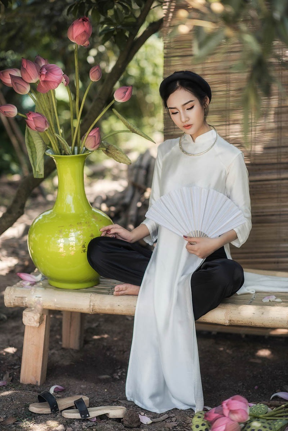 Nét kiêu sa của người đẹp đất Cố đô bên hoa sen tháng Sáu - 10 Nét kiêu sa của người đẹp đất Cố đô bên hoa sen tháng Sáu - 10