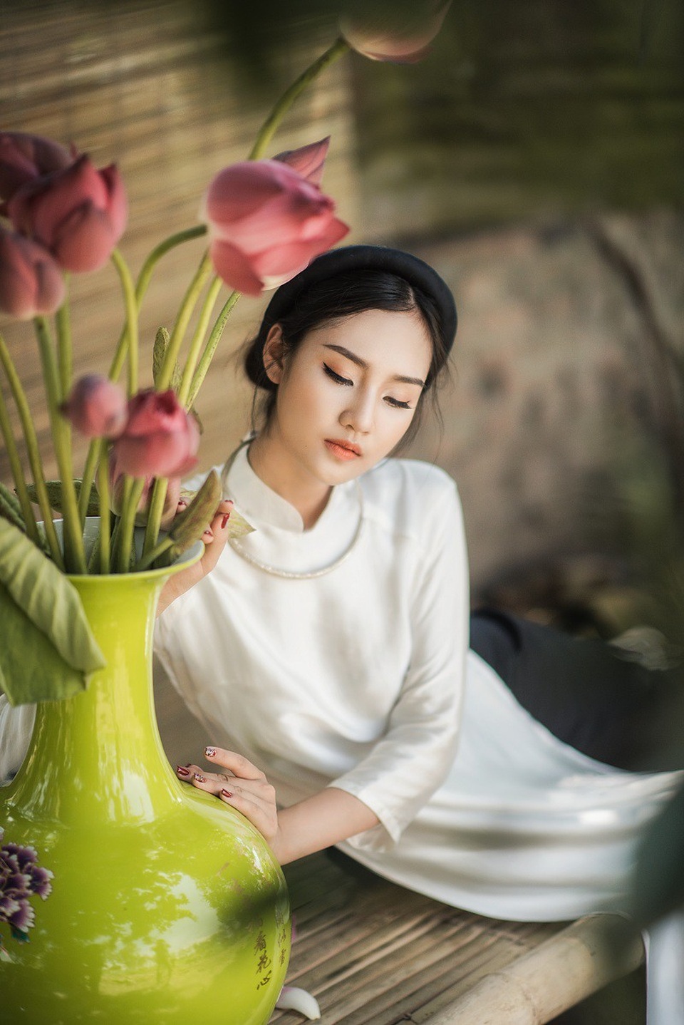 Nét kiêu sa của người đẹp đất Cố đô bên hoa sen tháng Sáu - 9 Nét kiêu sa của người đẹp đất Cố đô bên hoa sen tháng Sáu - 9