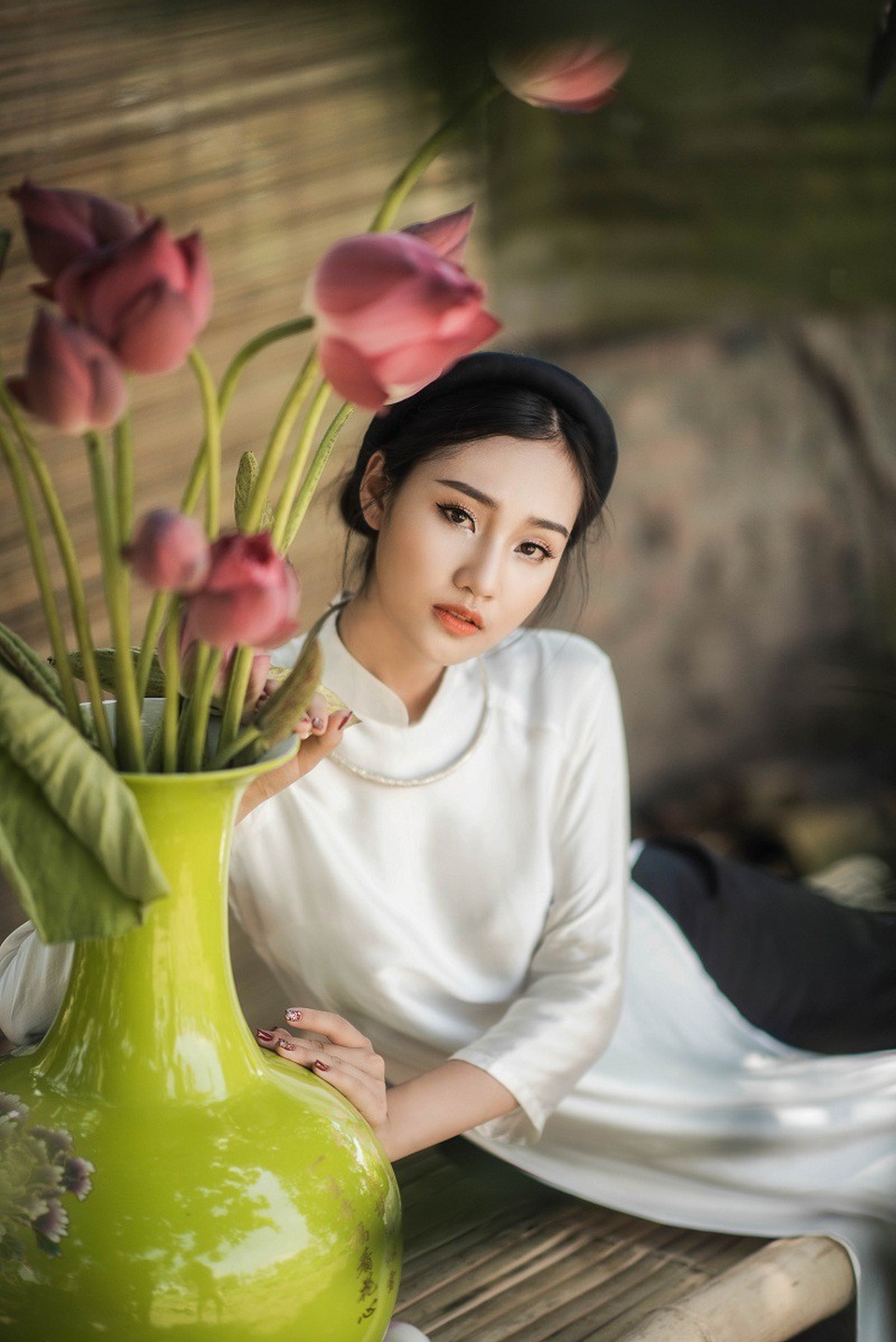 Nét kiêu sa của người đẹp đất Cố đô bên hoa sen tháng Sáu - 7 Bày tỏ quan điểm về xu hướng “hở bạo” của các thiếu nữ khi chụp ảnh hoa sen, Huyền Trang cho rằng: “Mỗi người có một quan niệm về cái đẹp theo một cách riêng, em không phê phán hay biểu dương hành động đó”.