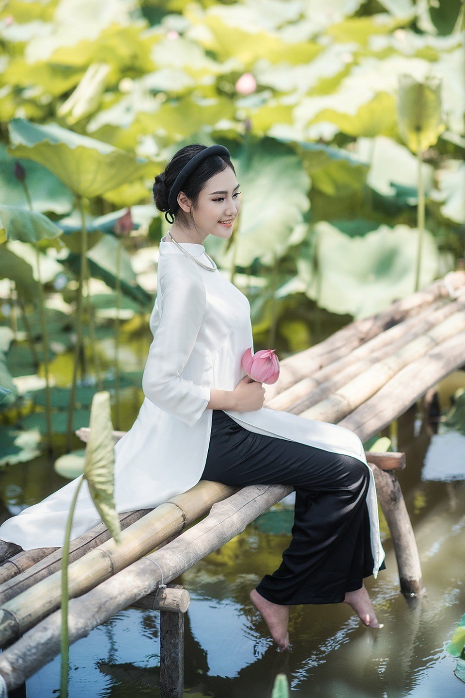 Nét kiêu sa của người đẹp đất Cố đô bên hoa sen tháng Sáu - 4 “Em đang học về quản trị du lịch nên ngoài ước mơ được làm trong các khách sạn lớn em còn mong muốn có một cửa hàng riêng của mình”, Trang chia sẻ về ước mơ trong tương lai.