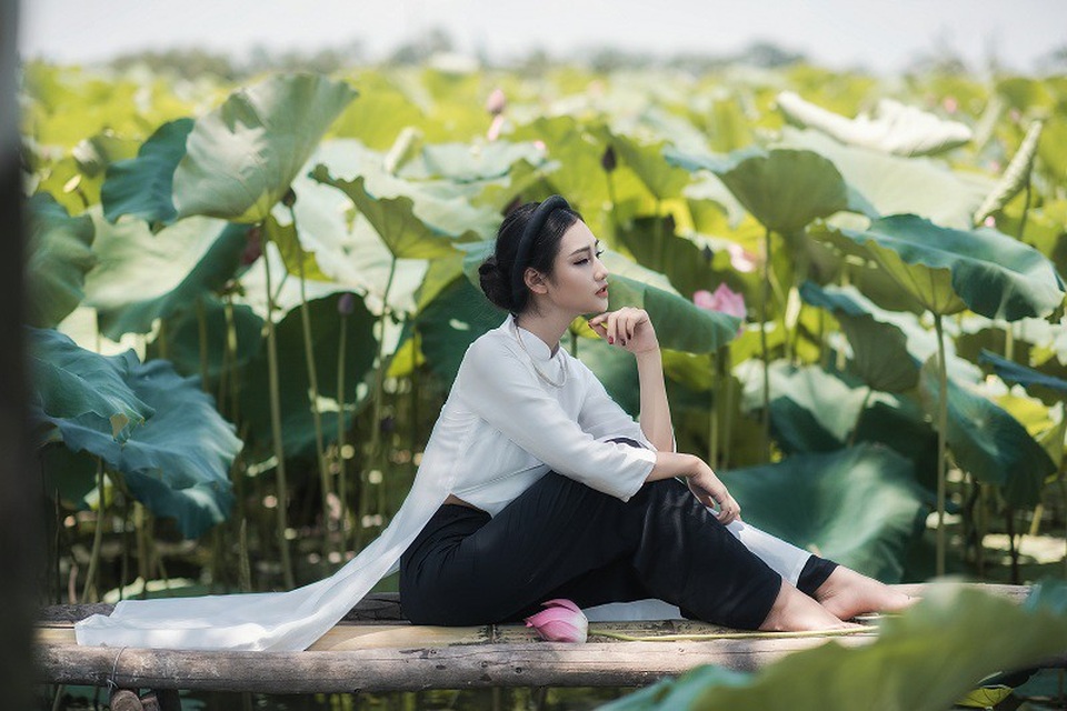 Nét kiêu sa của người đẹp đất Cố đô bên hoa sen tháng Sáu - 3 Với gương mặt đẹp, chiều cao 1m70, số đo ba vòng khá chuẩn 84-62-92, Huyền Trang từng tham gia cuộc thi The Face do trường tổ chức và lọt vào đến vòng chung kết. Sắp tới, Trang cũng sẽ thử sức với cuộc thi sắc đẹp ở tỉnh nhà.