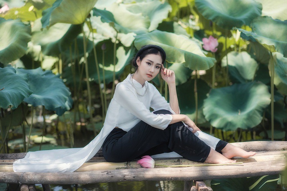 Nét kiêu sa của người đẹp đất Cố đô bên hoa sen tháng Sáu - 2 Huyền Trang là một cô gái yêu thích chụp ảnh và cũng đang là một mẫu ảnh tự do tại Hà Nội.