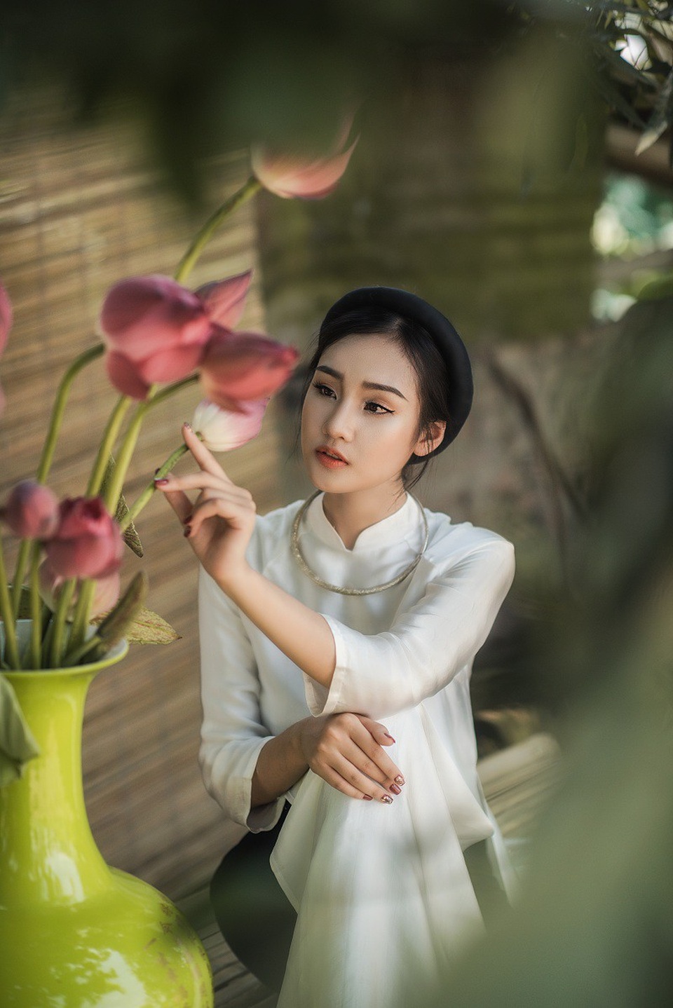 Nét kiêu sa của người đẹp đất Cố đô bên hoa sen tháng Sáu - 1 Nguyễn Đặng Huyền Trang sinh ra tại huyện Gia Viễn (Ninh Bình), hiện đang là sinh viên trường ĐH Thăng Long.