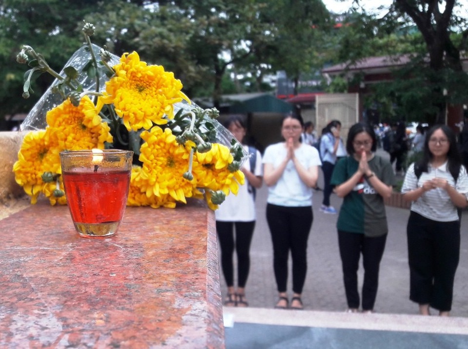 Nhiều học sinh mang hương hoa cầu may tại tượng cụ Phan Bội Châu trước ngày thi - 1 Nhiều bó hoa tươi được các em học sinh dâng lên tượng cụ Phan Bội Châu.