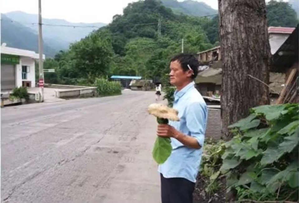 Bản sao tỉ phú Jack Ma đứng giữa đường bán nấm dại - 1 Chu được phát hiện bởi cư dân mạng Trung Quốc khi đang đứng bán nấm dại ven đường. Ảnh: Weibo