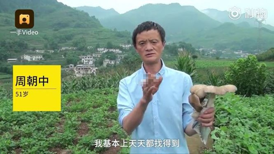 Bản sao tỉ phú Jack Ma đứng giữa đường bán nấm dại - 2 Người nông dân này sở hữu vẻ ngoài giống hệ Jack Ma. Ảnh: Weibo