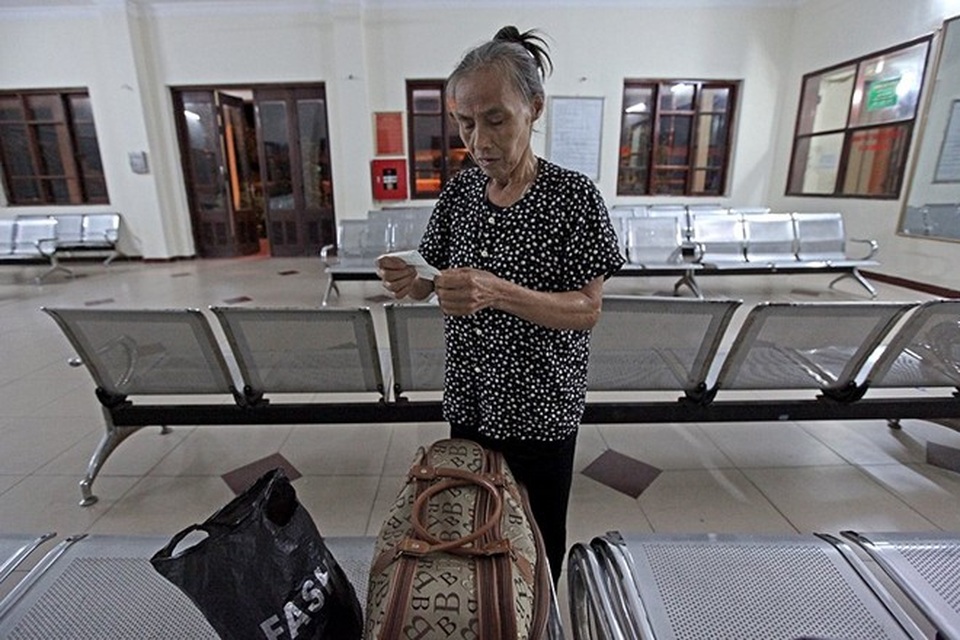 Chỉ duy nhất có một hành khách, bà Phạm Thị Bình (69 tuổi) quê ở Vĩnh Yên, Vĩnh Phúc đã đáp chuyến tàu từ Vĩnh Yên đến nhà ga Yên Viên từ 7 giờ tối hôm trước. Bà ngủ tại hàng ghế nhà chờ để đi tiếp đến Hạ Long. Bà Bình cho biết dù đi xe ô tô khách rất thuận tiện nhưng bà thường say xe nên đành phải đi tàu hỏa.