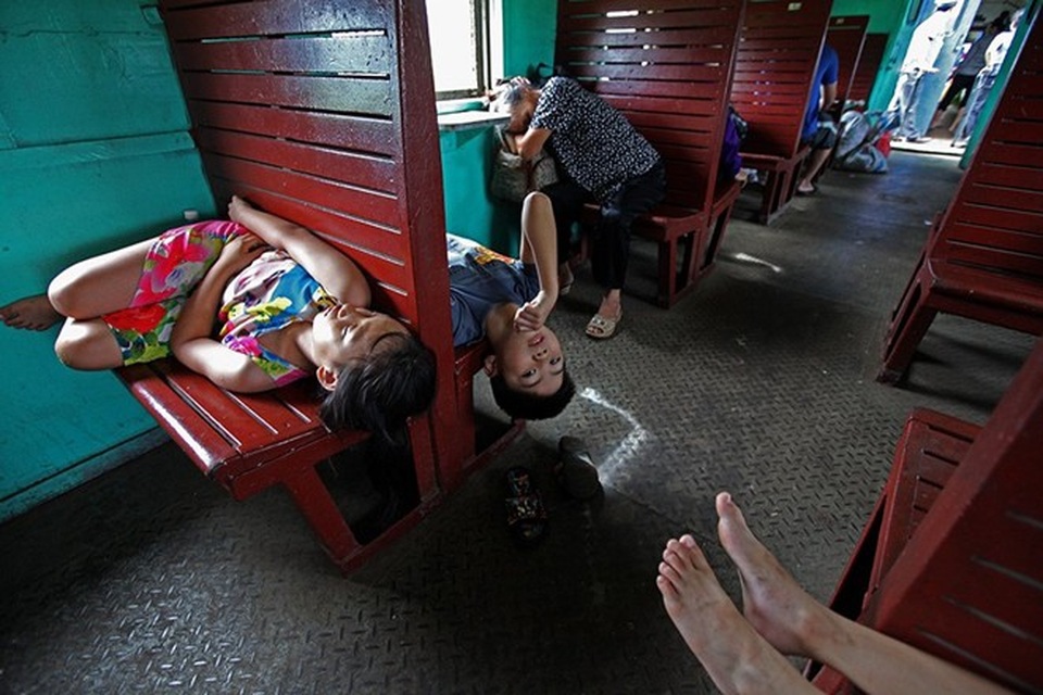 Trẻ em đi tàu sẽ đỡ say hơn nhiều so với đi ô tô. Vắng khách nên chúng thoải mái ngủ trong hành trình.