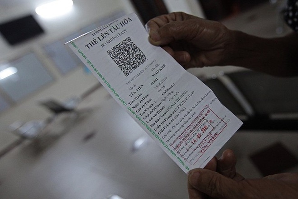 Theo qui định của ngành đường sắt, bà Bình được giảm 15% giá vé cho người cao tuổi (từ 60 tuổi trở lên). Bà Bình không đi hết tuyến mà chỉ mua vé đến ga Mạo Khê, Quảng Ninh với giá 46 ngàn đồng.