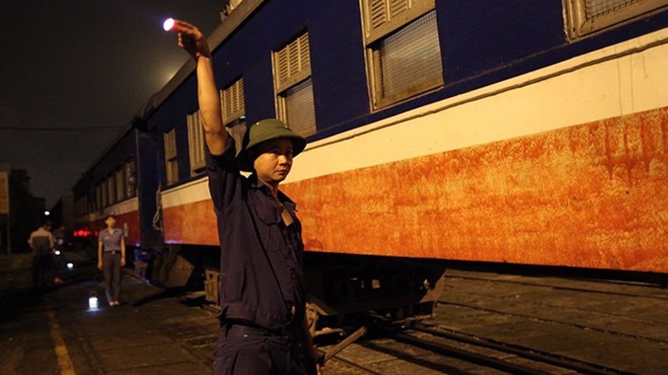 Đúng 4 giờ 50 phút sáng, đoàn tàu mang số hiệu 51501 rời ga Yên Viên, Hà Nội đi TP Hạ Long, Quảng Ninh.