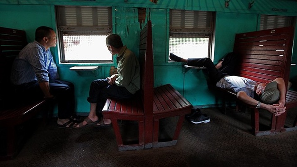 Dù chỉ có 1 toa chở khách nhưng ghế trống chiếm phần nhiều. Hành khách thoải mái ngả lưng tranh thủ ngủ.