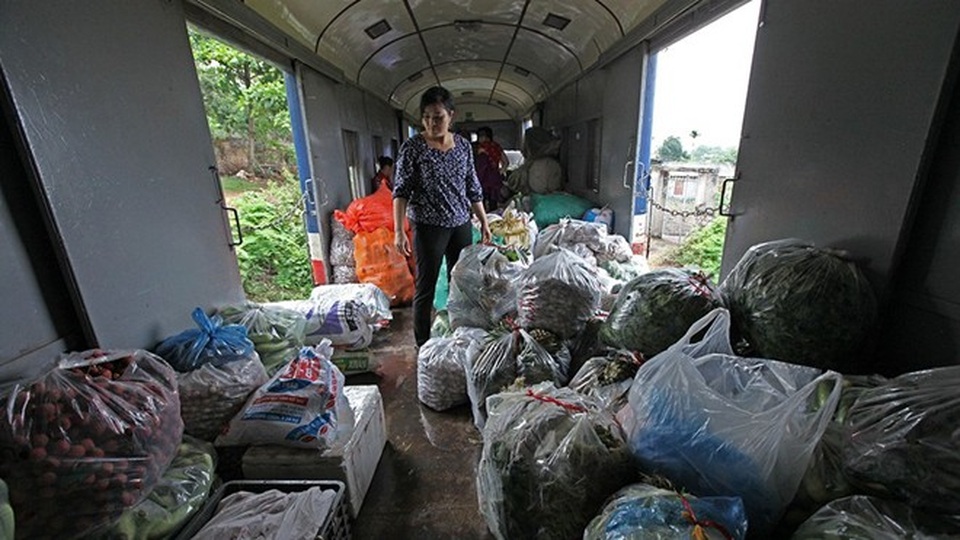 Những người buôn bán nông sản phần lớn gắn bó với con tàu từ vài chục năm nay.