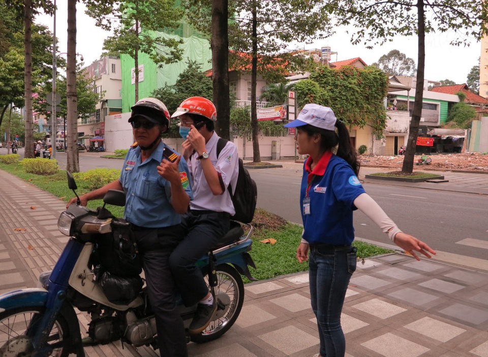 Các đội hình hỗ trợ thí sinh tại TPHCM sẵn sàng tiếp sức mùa thi - 2 Tại điểm thi THPT Marie Curie, sinh viên tiếp sức mùa thi hướng dẫn cho thí sinh và phụ huynh (ảnh Lê Phương)