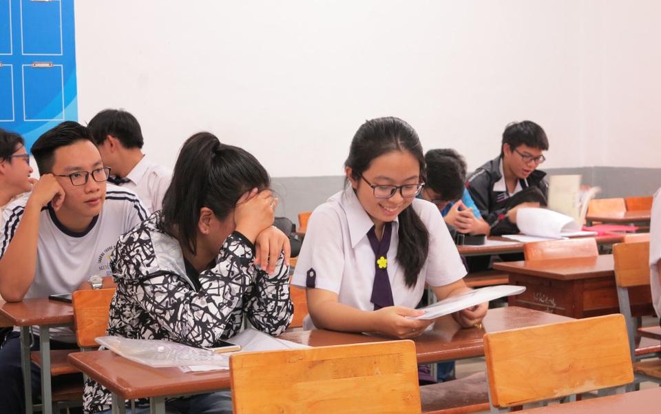 TPHCM: Nhiều thí sinh quên chứng minh nhân dân phải làm giấy cam đoan - 3 Tại điểm thi trường THPT Marie Curie, thí sinh được phổ biến kỹ về quy chế thi