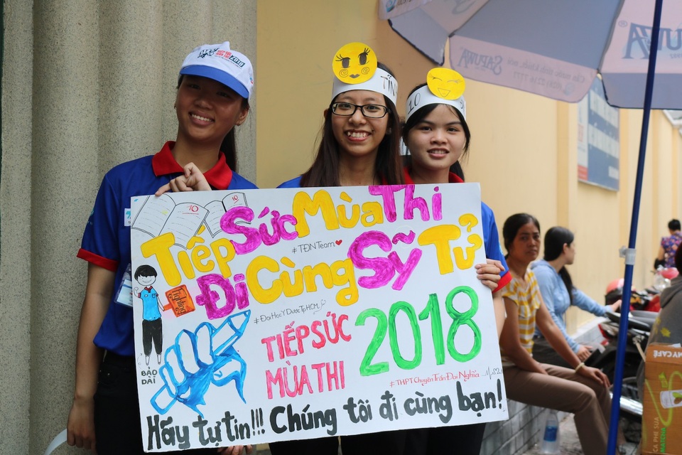 Các đội hình hỗ trợ thí sinh tại TPHCM sẵn sàng tiếp sức mùa thi - 4 Sinh viên tình nguyện thiết kế những pano cổ động siêu dễ thương và đồng thanh hô vang lời chúc sĩ tử có kỳ thi thật tốt (ảnh Thanh Trúc)