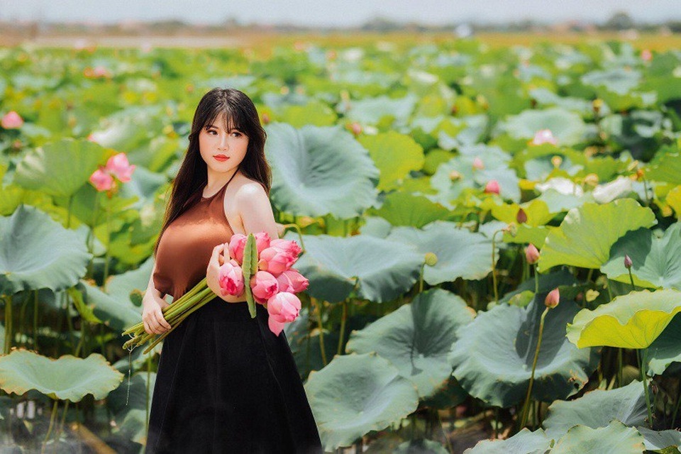 Sở hữu vòng một "quá khổ", thiếu nữ vẫn tự tin mặc áo yếm tạo dáng bên sen - 8 Sở hữu vòng một "quá khổ", thiếu nữ vẫn tự tin mặc áo yếm tạo dáng bên sen - 8