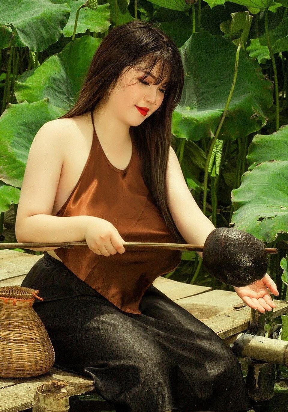 Sở hữu vòng một "quá khổ", thiếu nữ vẫn tự tin mặc áo yếm tạo dáng bên sen - 6 Sở hữu vòng một "quá khổ", thiếu nữ vẫn tự tin mặc áo yếm tạo dáng bên sen - 6