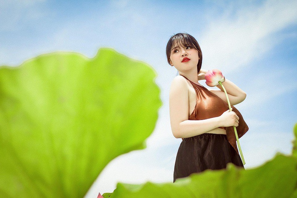 Sở hữu vòng một "quá khổ", thiếu nữ vẫn tự tin mặc áo yếm tạo dáng bên sen - 5 Sở hữu vòng một "quá khổ", thiếu nữ vẫn tự tin mặc áo yếm tạo dáng bên sen - 5