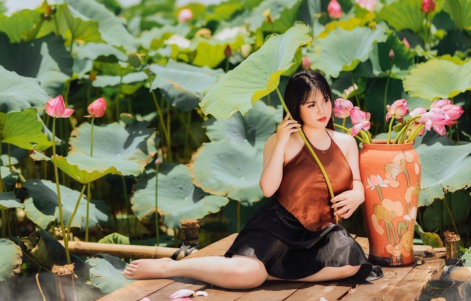 Sở hữu vòng một "quá khổ", thiếu nữ vẫn tự tin mặc áo yếm tạo dáng bên sen - 4 Sở hữu vòng một "quá khổ", thiếu nữ vẫn tự tin mặc áo yếm tạo dáng bên sen - 4