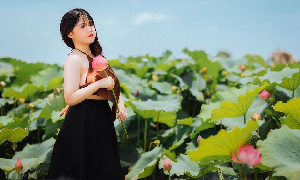 Sở hữu vòng một "quá khổ", thiếu nữ vẫn tự tin mặc áo yếm tạo dáng bên sen - 3 Sở hữu vòng một "quá khổ", thiếu nữ vẫn tự tin mặc áo yếm tạo dáng bên sen - 3