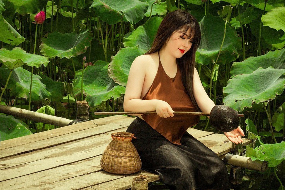Sở hữu vòng một "quá khổ", thiếu nữ vẫn tự tin mặc áo yếm tạo dáng bên sen - 2 Sở hữu vòng một "quá khổ", thiếu nữ vẫn tự tin mặc áo yếm tạo dáng bên sen - 2