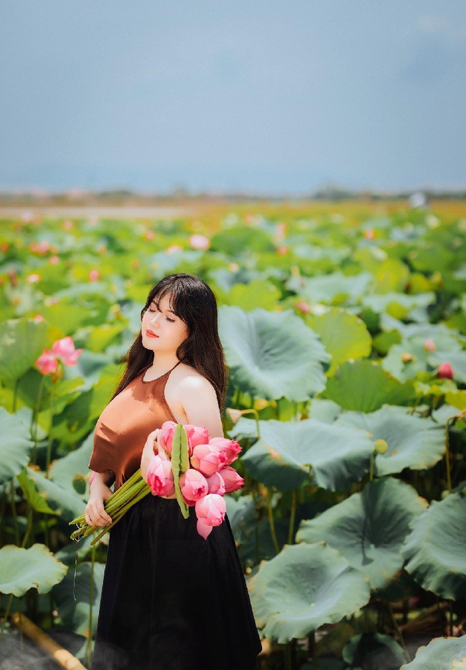 Sở hữu vòng một "quá khổ", thiếu nữ vẫn tự tin mặc áo yếm tạo dáng bên sen - 1 Sở hữu vòng một "quá khổ", thiếu nữ vẫn tự tin mặc áo yếm tạo dáng bên sen - 1