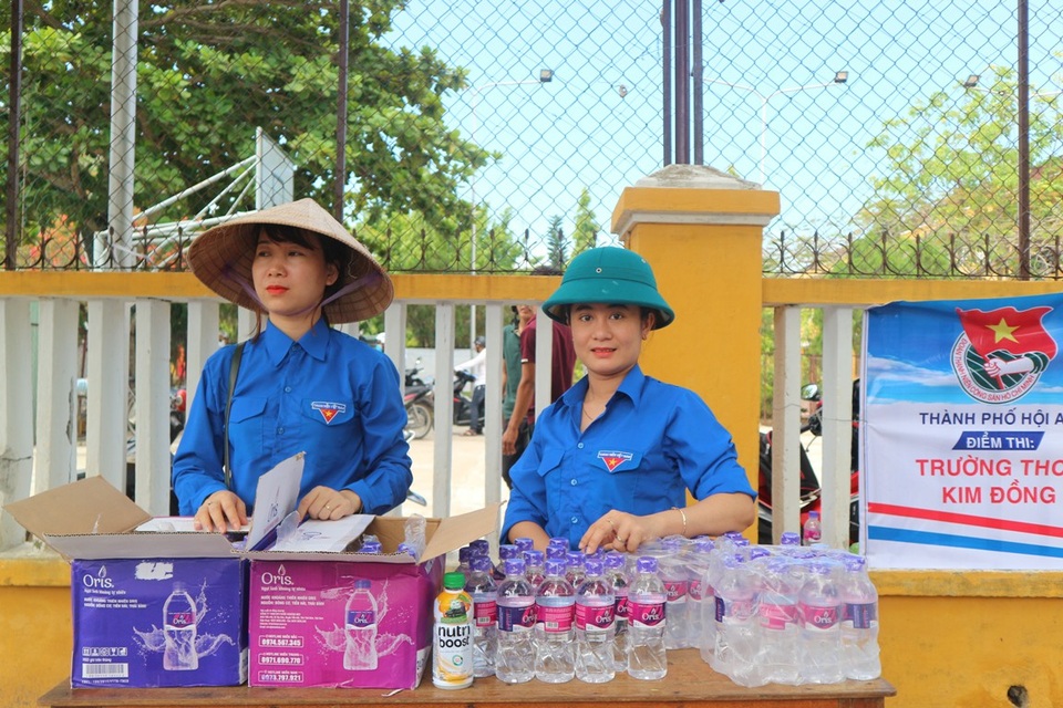 Hội An: Nhiều hoạt động tiếp sức cho sĩ tử “vượt vũ môn” - 1 Sẵn sàng tiếp sức cho thí sinh “vượt vũ môn quan”- điểm tiếp sức trường THCS Kim Đồng