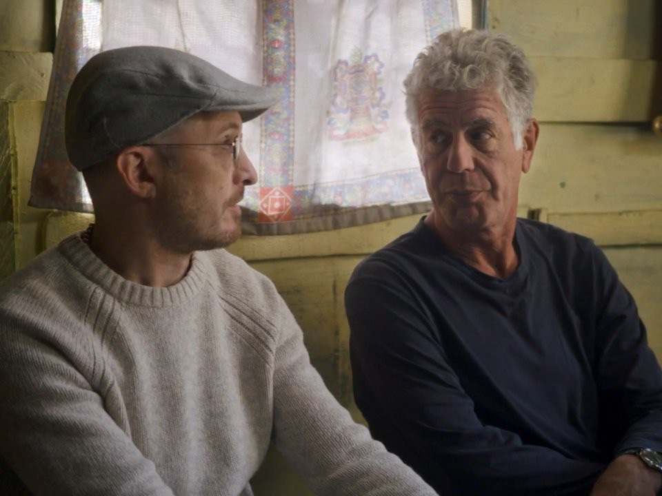 Anthony Bourdain trầm ngâm nghĩ về cái chết trong tập phim cuối cùng - 1 Anthony Bourdain (trái) và người bạn của mình - đạo diễn người Mỹ Darron Aronofsky (49 tuổi)