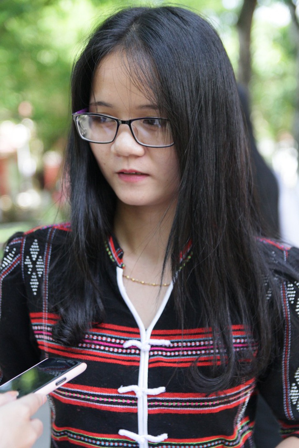 Nữ sinh dân tộc Tà ôi, Pa cô duyên dáng trong những bộ váy thổ cẩm - 2 Em Lê Thuỷ Quỳnh, dân tộc Pa-cô trong bộ váy truyền thống duyên dáng