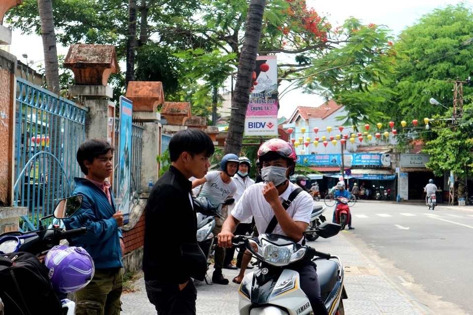 Nhiều thí sinh dự tính đạt 7-8 điểm bài thi Ngữ Văn - 34 Trao đổi với nhau về đề văn. (Ảnh: N.L)