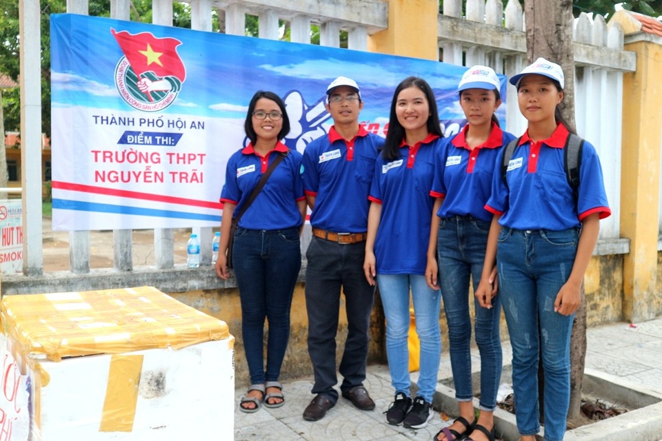 Hội An: Nhiều hoạt động tiếp sức cho sĩ tử “vượt vũ môn” - 2 Thầy trò trường Nguyễn Trãi tiếp sức thí sinh mùa thi 2018