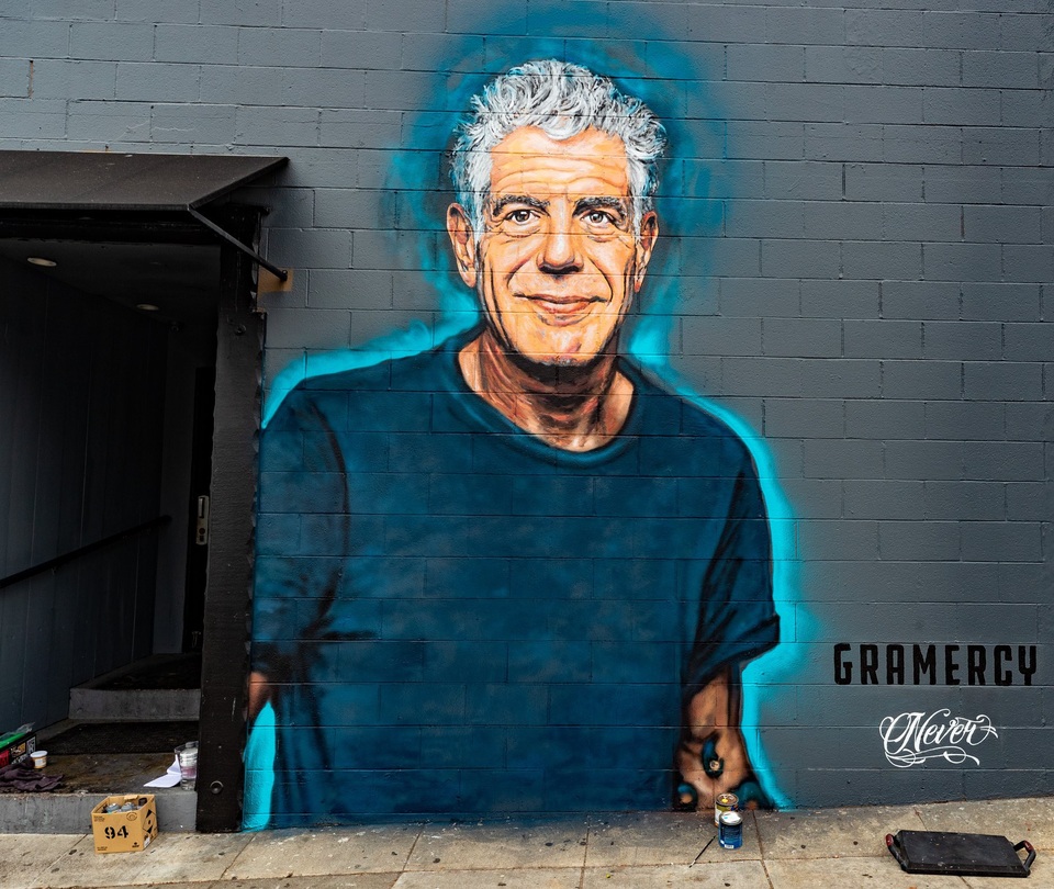 Anthony Bourdain trầm ngâm nghĩ về cái chết trong tập phim cuối cùng - 2 Một bức chân dung của Anthony Bourdain được nghệ sĩ graffiti Jonas Never thực hiện cho một nhà hàng tại thành phố Santa Monica (Mỹ).