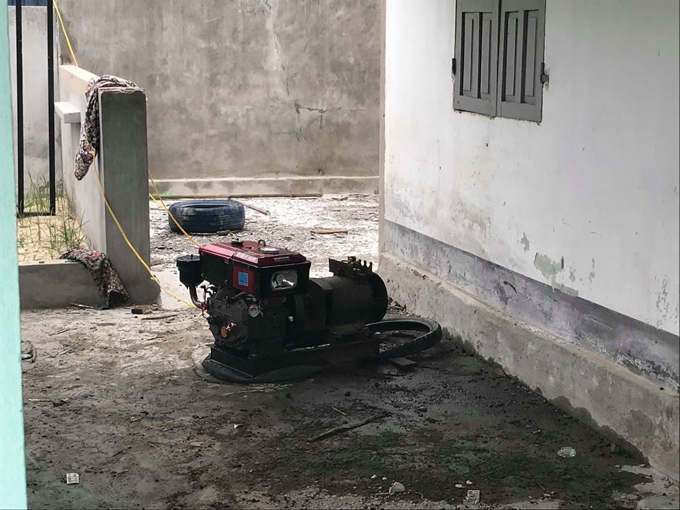 Hơn 5.000 du khách mắc kẹt ở Cô Tô do thời tiết xấu - 4
Đảo Cô Tô mất điện toàn đảo, khắp nơi vang tiếng máy phát điện.