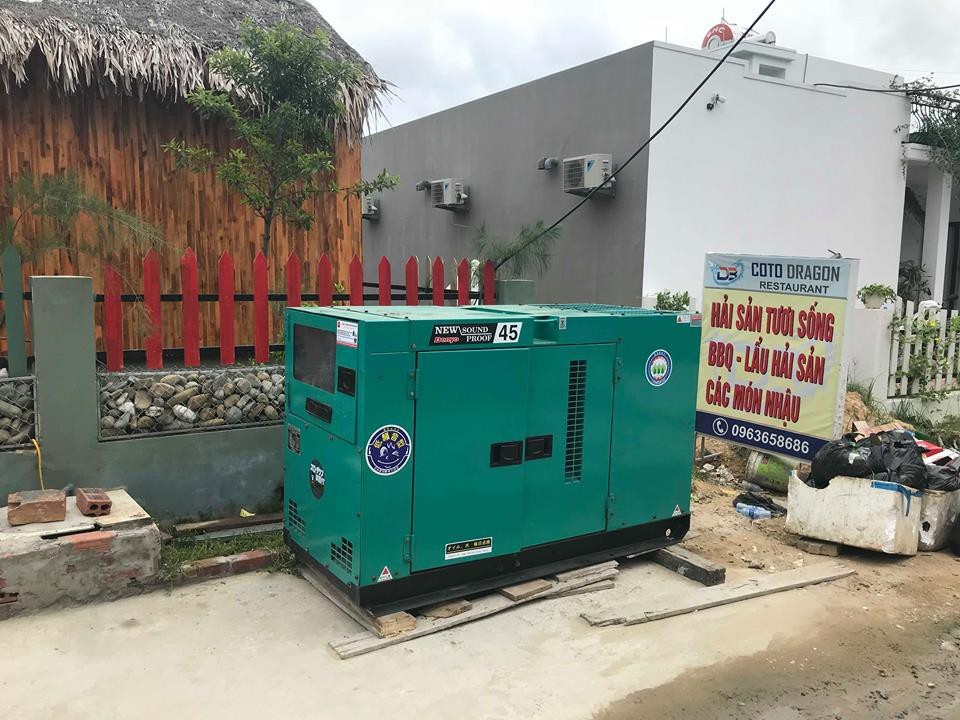 Hơn 5.000 du khách mắc kẹt ở Cô Tô do thời tiết xấu - 5
Một khách sạn sử dụng máy phát công suất lớn nhưng cũng chỉ đủ cho du khách dùng hạn chế.