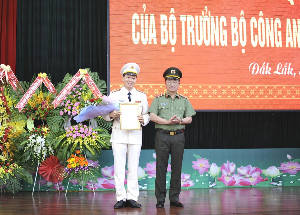 Bổ nhiệm tân Giám đốc Công an tỉnh Đắk Lắk - 1
Đại tá Vũ Hồng Văn (trái) được bổ nhiệm chức vụ Giám đốc Công an tỉnh Đắk Lắk