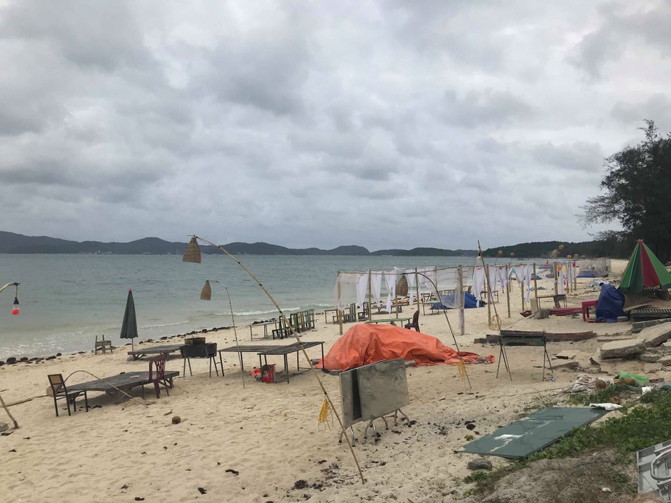 Hơn 5.000 du khách mắc kẹt ở Cô Tô do thời tiết xấu - 3 Du khách than kẹt lại đảo do thời tiết xấu, không thể ra bãi biển do mưa lạnh.