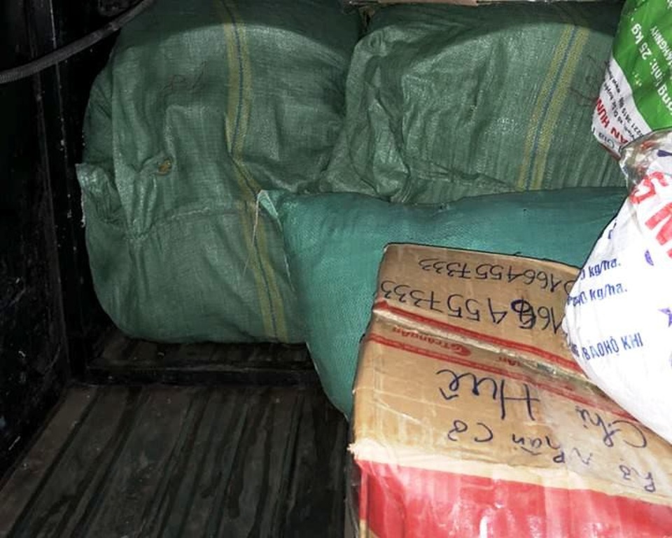 Thu giữ hơn 340 kg thực phẩm “bẩn” xe khách chở từ bắc vào nam