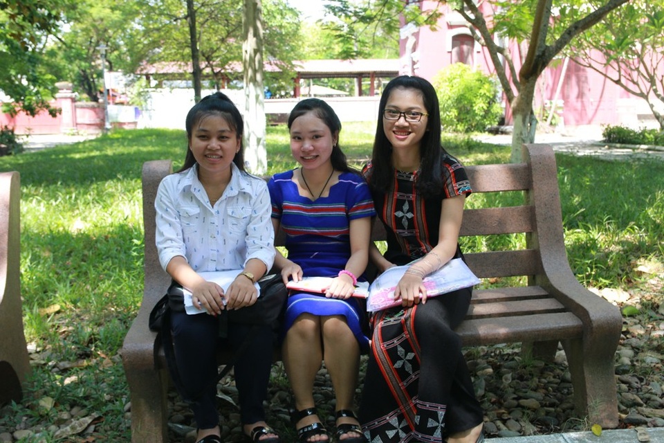 Nữ sinh dân tộc Tà ôi, Pa cô duyên dáng trong những bộ váy thổ cẩm - 5 Sau môn thi, các em ngồi lại để dò bài với nhau