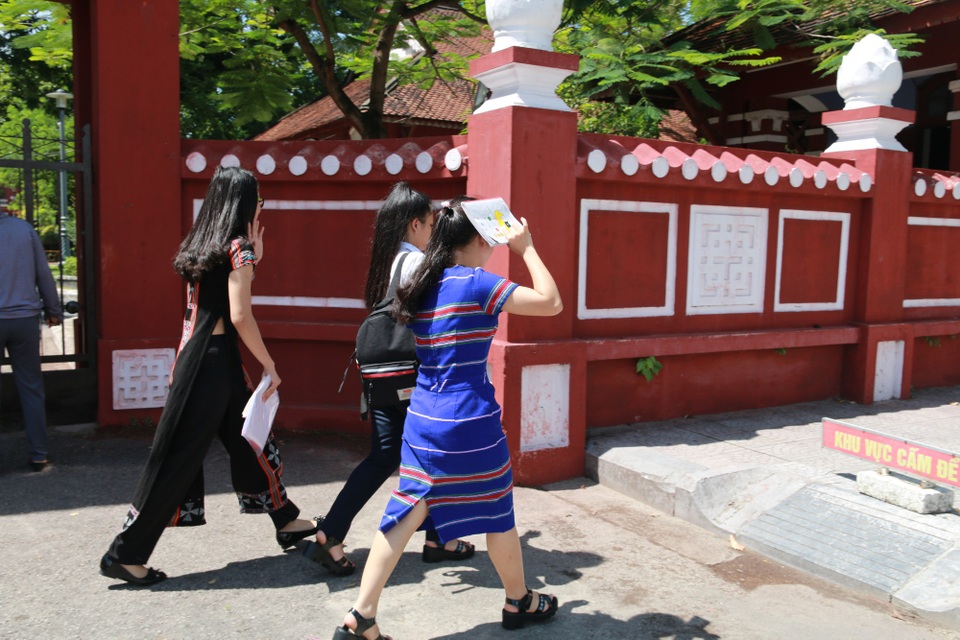 Nữ sinh dân tộc Tà ôi, Pa cô duyên dáng trong những bộ váy thổ cẩm - 6 Các thí sinh ra về trong những tà áo dài thổ cẩm đẹp mắt