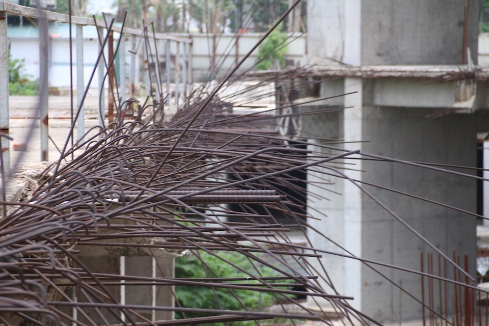 Cảnh hoang tàn ở tổ hợp chung cư "khủng" đắp chiếu nhiều năm - 10
Sắt theo để nguyên đầu chờ, đã han rỉ.