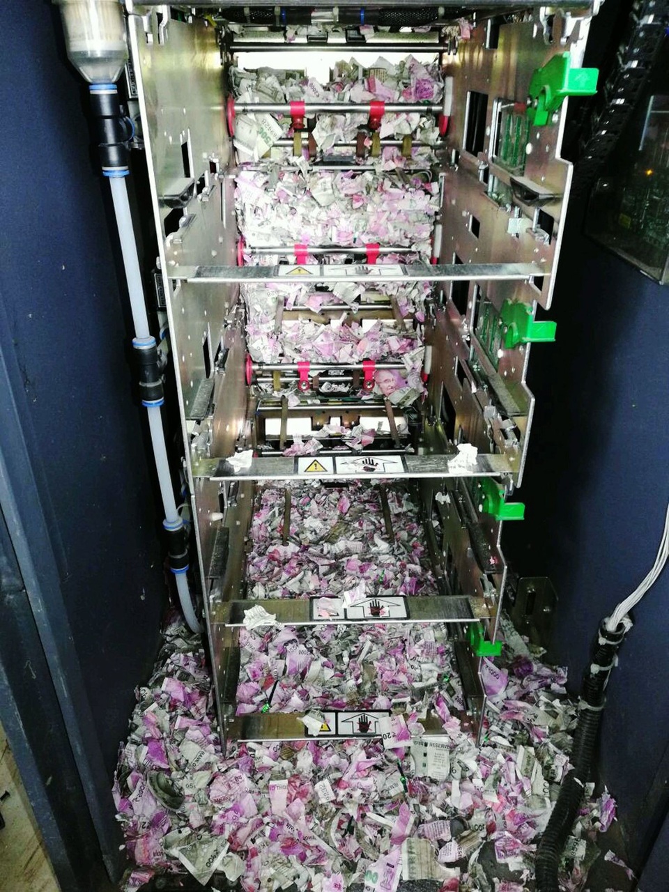 Hy hữu chuột chui vào máy ATM cắn nát 432 triệu đồng - 2 Hầu như tất cả số tiền mặt của máy ATM đã bị con chuột cắn nát. (Nguồn: AFP/Getty Images)