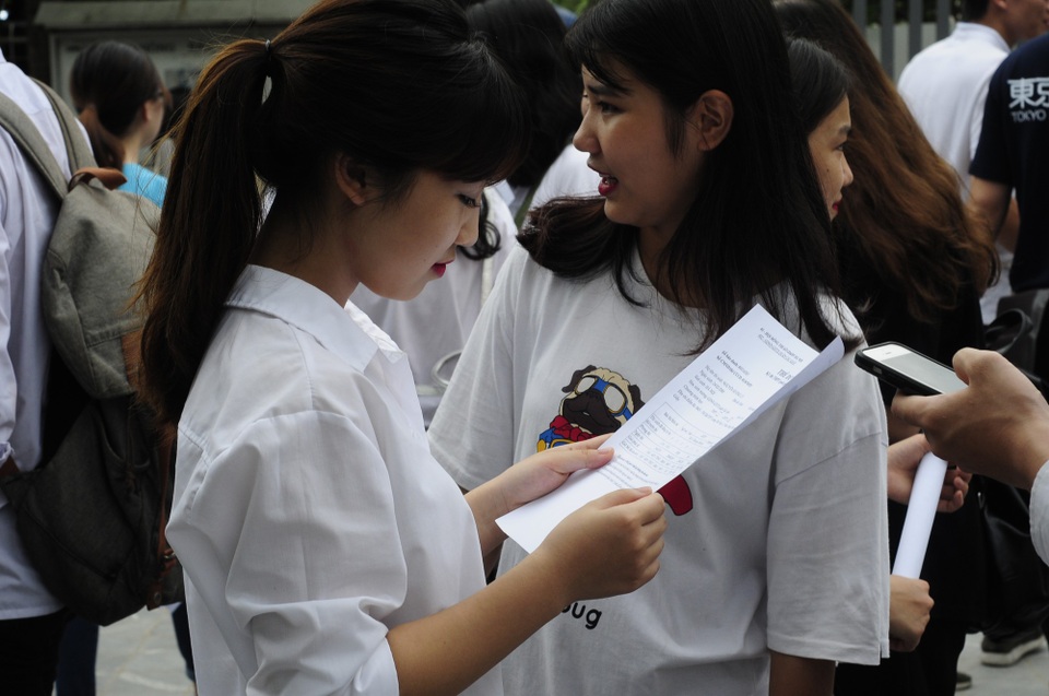 Hãy dừng cuộc đua ra đề thi khó kèm độc, lạ! - 1 Thí sinh dự thi THPT quốc gia 2018 tại Hà Nội. (Ảnh: Mỹ Hà).