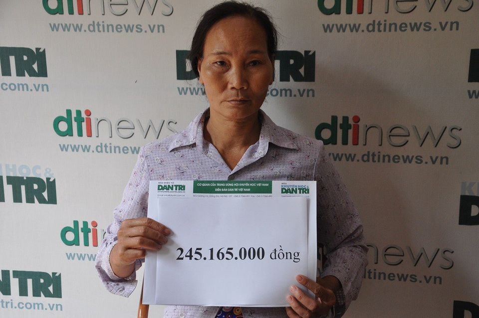 Hơn 245 triệu đồng đến với cậu bé Dương bị ung thư máu - 3 Bà ngoại bé Dương nhận quà của bạn đọc báo điện tử Dân trí tuần 1/6.