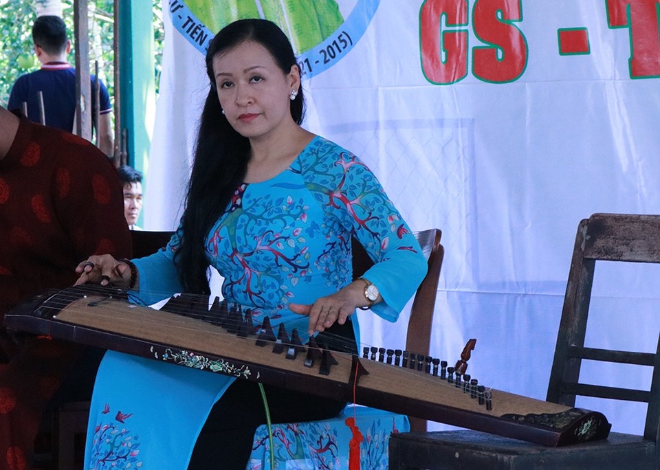 Xúc động tưởng niệm 3 năm ngày mất cố GS-TS Trần Văn Khê - 10 Ngày hôm nay tôi cảm thấy xúc động vì còn rất nhiều người nhớ đến thầy và cố gắng đi theo con đường của thầy. Mọi người vẫn luôn nhớ về thầy không chỉ là ngày giỗ, tất cả các học trò làm những việc hôm nay cũng là đang tiếp bước con đường của thầy, nghệ sĩ ưu tú Hải Phượng chia sẻ.