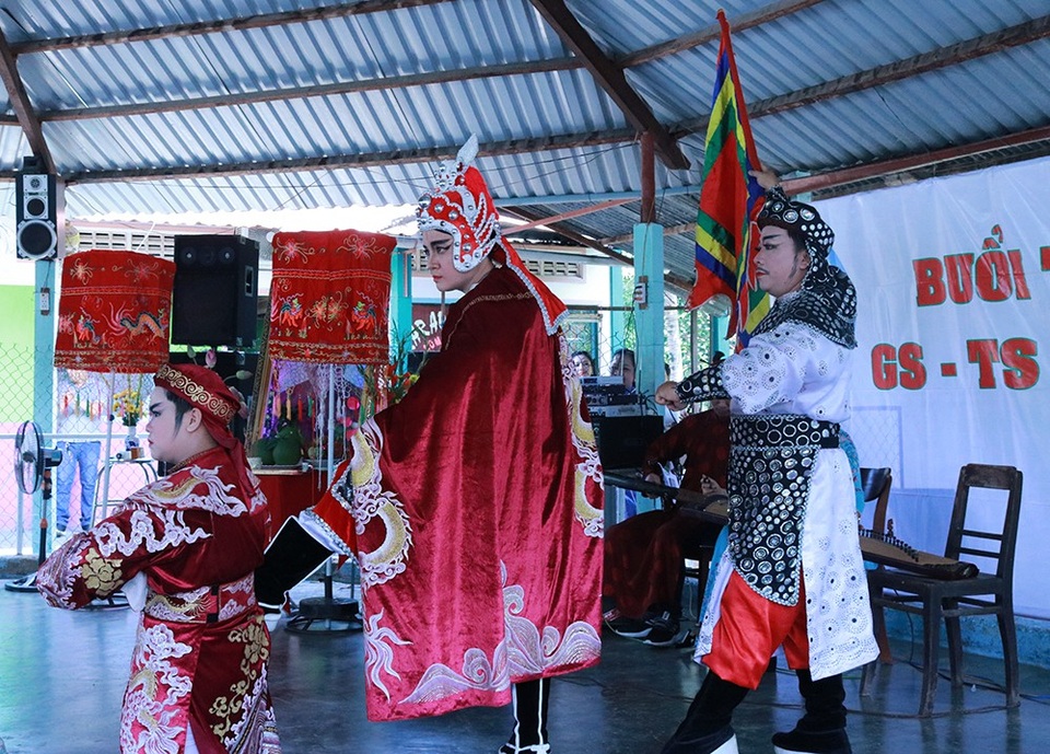 Xúc động tưởng niệm 3 năm ngày mất cố GS-TS Trần Văn Khê - 16 Tri ân Đức tả quân Lê Văn Duyệt- Lý Trung Tín vai đức Tả quân Lê Văn Duyệt cùng đồng diễn với nghệ sĩ Minh Hòa, bé Tấn Phúc, nghệ sĩ Mỹ Tiên, Quốc Nhựt, Kim Anh và Nhựt Quang.