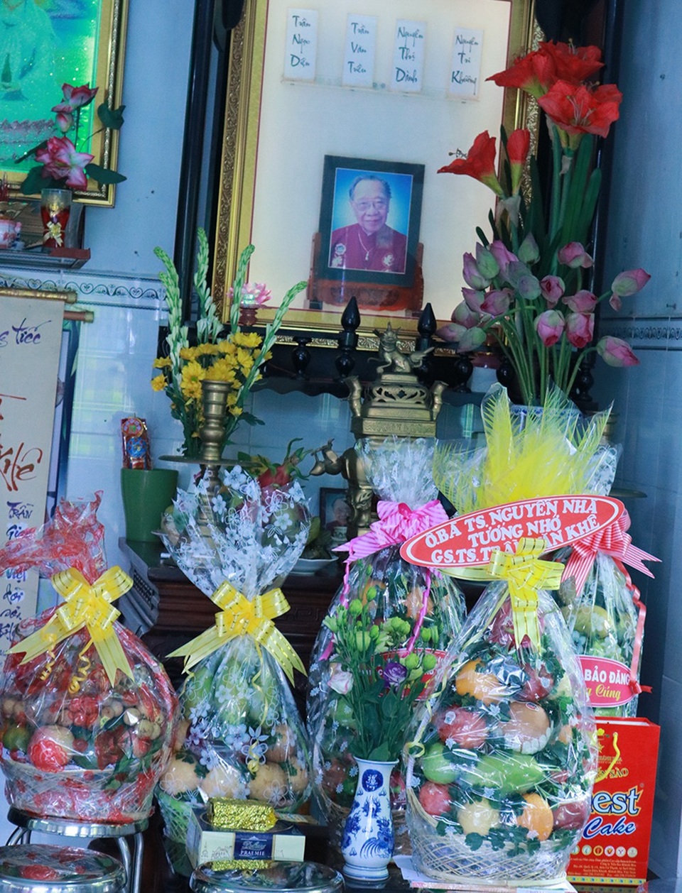 Xúc động tưởng niệm 3 năm ngày mất cố GS-TS Trần Văn Khê - 2 Bàn thờ di ảnh của GS-TS Trần Văn Khê tại tư gia dòng họ ngoại của giáo sư Khê