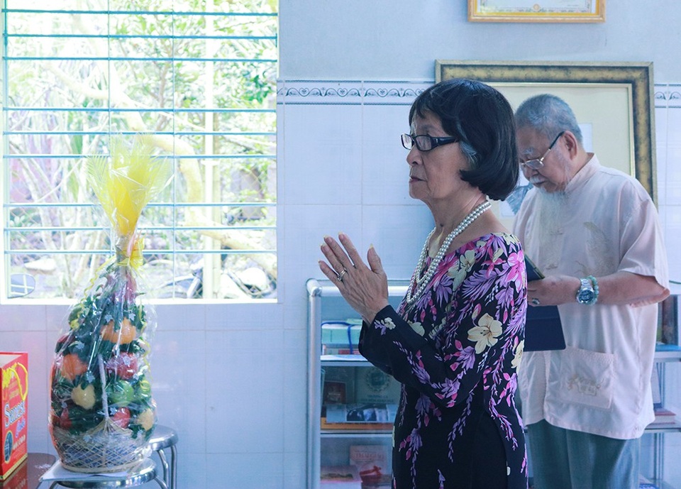 Xúc động tưởng niệm 3 năm ngày mất cố GS-TS Trần Văn Khê - 3 Nhà giáo ưu tú Phạm Thúy Hoan tưởng niệm trước bàn thờ của giáo sư Khê