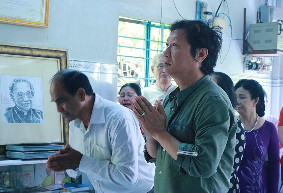 Xúc động tưởng niệm 3 năm ngày mất cố GS-TS Trần Văn Khê - 6
Chia sẻ về tâm trạng khi có mặt tại lễ giỗ lần 3 của giáo sư, nhà thiết kế Sỹ Hoàng cho biết: “Tôi thấy như giáo sư vẫn đang hiện diện, giáo sư không đi xa bởi những giá trị giáo sư để lại thì mọi người vẫn tiếp tục sống và làm theo điều giáo sư đã từng mong muốn, cho nên hôm nay không phải là cảmxúc buồn mà là sự nối tiếp, sự chia sẻ. Ngay cả khi nhìn lên di ảnh tôi thấy gương mặt giáo sư rất vui. Tôi tin ở cõi nào đó giáo sư cũng sẽ rất vui vì khi bác còn sống hay đi xa giáo sư vẫn bên cạnh mọi người và mọi người vẫn luôn nhớ đến giáo sư”.