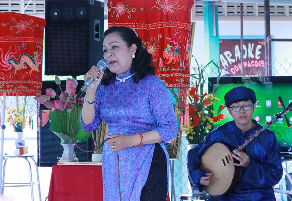 Xúc động tưởng niệm 3 năm ngày mất cố GS-TS Trần Văn Khê - 12
Nghệ sĩ Xuân Lan - cô đào hát nổi tiếng của đoàn Thanh Minh - Thanh Nga đã gửi đến khán giả bài vọng cổ Câu hò dành tặng thầy Khê.